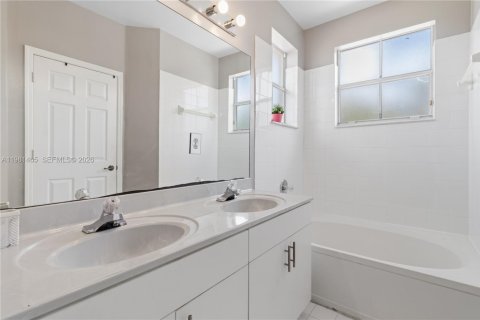 Купить виллу или дом в Хомстед, Флорида 5 спален, 232.35м2, № 2043501 - фото 24