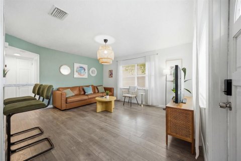 House in Saint Petersburg, Florida 3 bedrooms, 83.98 sq.m. № 2236075 - photo 2
