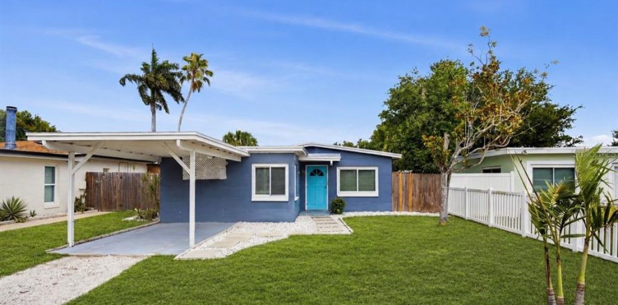 House in Saint Petersburg, Florida 3 bedrooms, 83.98 sq.m. № 2236075