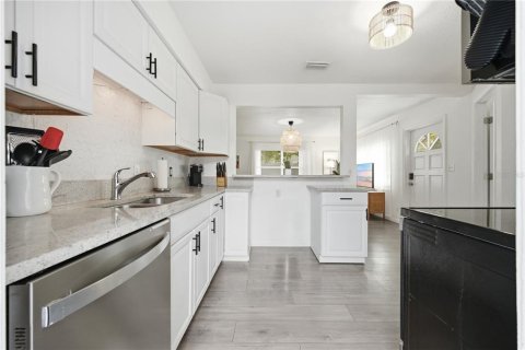 House in Saint Petersburg, Florida 3 bedrooms, 83.98 sq.m. № 2236075 - photo 7
