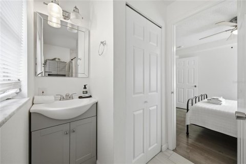 House in Saint Petersburg, Florida 3 bedrooms, 83.98 sq.m. № 2236075 - photo 14