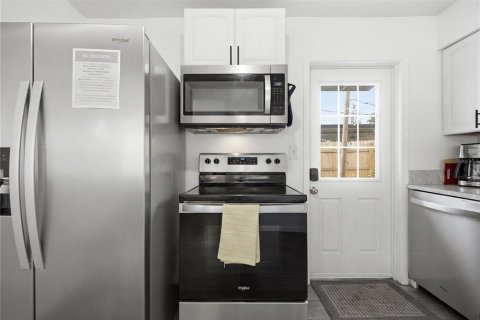 House in Saint Petersburg, Florida 3 bedrooms, 83.98 sq.m. № 2236075 - photo 5