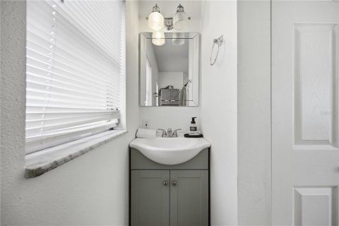 House in Saint Petersburg, Florida 3 bedrooms, 83.98 sq.m. № 2236075 - photo 13