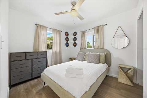 House in Saint Petersburg, Florida 3 bedrooms, 83.98 sq.m. № 2236075 - photo 11