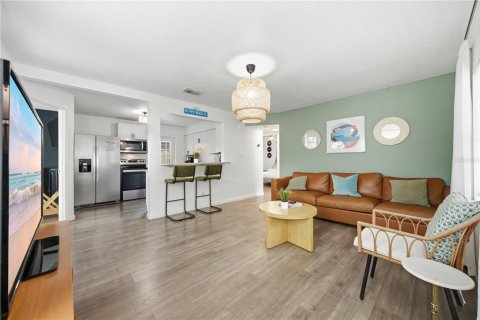 House in Saint Petersburg, Florida 3 bedrooms, 83.98 sq.m. № 2236075 - photo 3