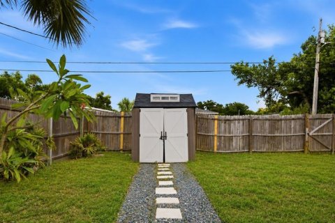 House in Saint Petersburg, Florida 3 bedrooms, 83.98 sq.m. № 2236075 - photo 18