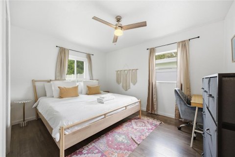 House in Saint Petersburg, Florida 3 bedrooms, 83.98 sq.m. № 2236075 - photo 8