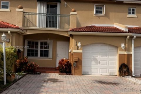 Снять в аренду таунхаус в Майами, Флорида 3 спальни, № 1990491 - фото 1