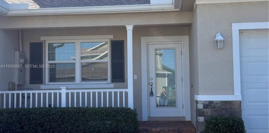 Кондоминиум с 3 спальнями в Порт-Сент-Луси, Флорида № 1985808