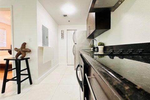 Condo in Miami Beach, Florida, 1 bedroom  № 1814123 - photo 12