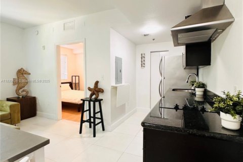 Condo in Miami Beach, Florida, 1 bedroom  № 1814123 - photo 3