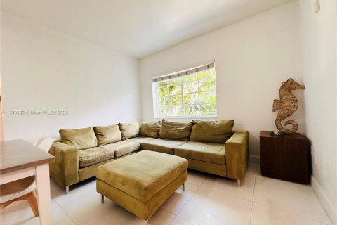 Condo in Miami Beach, Florida, 1 bedroom  № 1814123 - photo 1