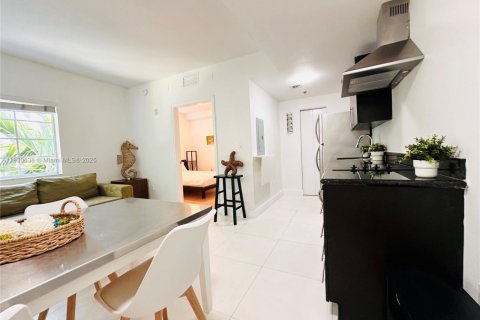 Condo in Miami Beach, Florida, 1 bedroom  № 1814123 - photo 11