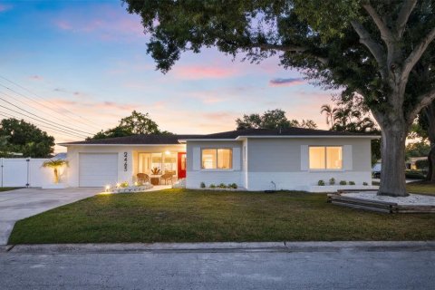 House in Saint Petersburg, Florida 2 bedrooms, 116.31 sq.m. № 2322325