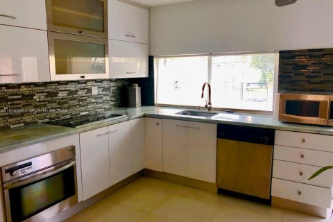 Снять в аренду виллу или дом в Холливуд, Флорида 3 спальни, 137.5м2, № 1951115 - фото 4