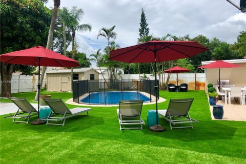 Снять в аренду виллу или дом в Холливуд, Флорида 3 спальни, 137.5м2, № 1951115 - фото 2