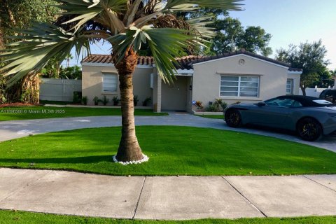 Снять в аренду виллу или дом в Холливуд, Флорида 3 спальни, 137.5м2, № 1951115 - фото 1