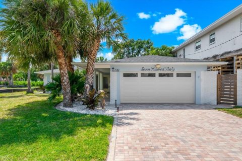 House in Clearwater, Florida 3 bedrooms, 164.62 sq.m. № 2217969