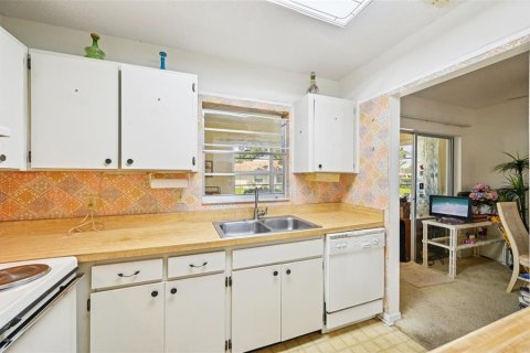 Condo in Sun City Center, Florida, 2 bedrooms  № 1844404 - photo 9