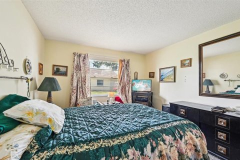 Condo in Sun City Center, Florida, 2 bedrooms  № 1844404 - photo 11