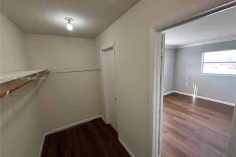 Copropriété à louer à Hollywood, Floride: 2 chambres, 91.97 m2 № 2146508 - photo 8
