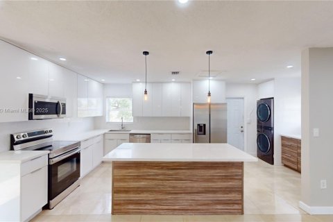 House in Miami Gardens, Florida 3 bedrooms № 1889408 - photo 3