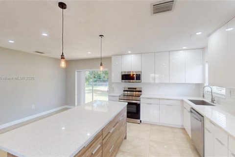 House in Miami Gardens, Florida 3 bedrooms № 1889408 - photo 6