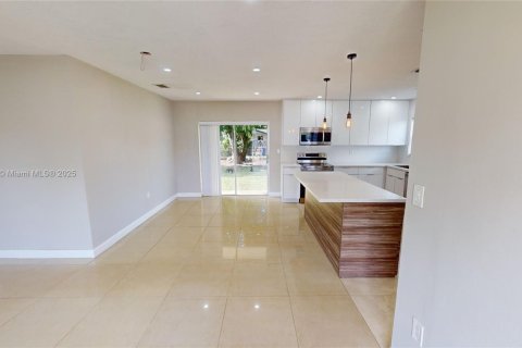 House in Miami Gardens, Florida 3 bedrooms № 1889408 - photo 9