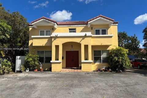 Casa en venta en Hialeah, Florida, 5 dormitorios, 223.89 m2 № 1992321 - foto 1