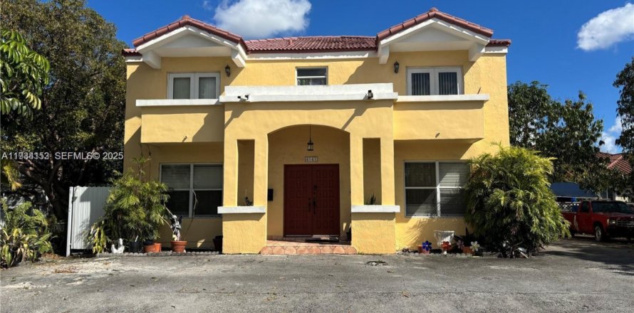 Casa en Hialeah, Florida 5 dormitorios, 223.89 m2 № 1992321