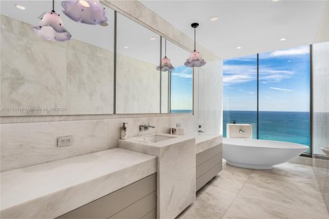 Condo in Sunny Isles Beach, Florida, 4 bedrooms  № 1707457 - photo 17