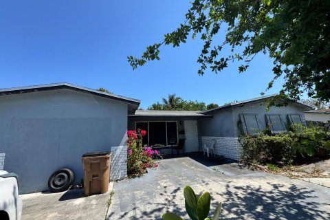 House in Pompano Beach, Florida 3 bedrooms, 157.66 sq.m. № 2084210