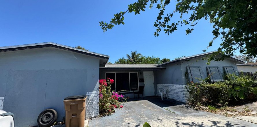 House in Pompano Beach, Florida 3 bedrooms, 157.66 sq.m. № 2084210