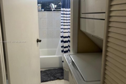 Condominio en venta en Hialeah, Florida, 2 dormitorios, 70.61 m2 № 2048329 - foto 5