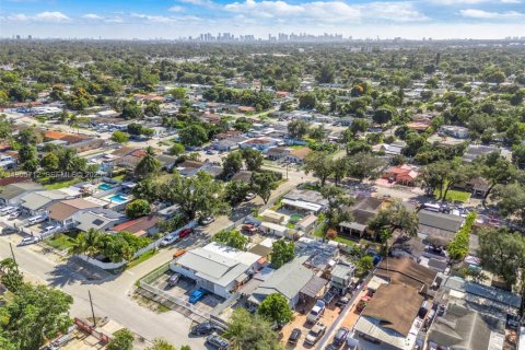 House in Miami, Florida 4 bedrooms, 142.14 sq.m. № 1956284 - photo 26