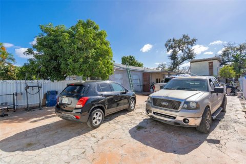 House in Miami, Florida 4 bedrooms, 142.14 sq.m. № 1956284 - photo 14