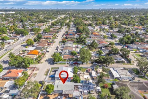 House in Miami, Florida 4 bedrooms, 142.14 sq.m. № 1956284 - photo 25