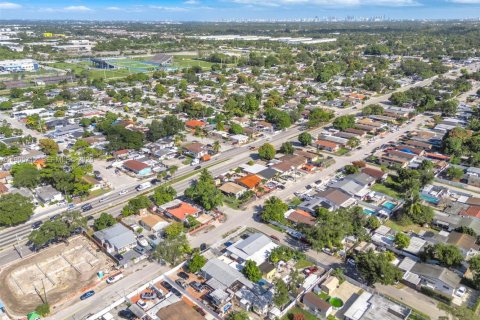 House in Miami, Florida 4 bedrooms, 142.14 sq.m. № 1956284 - photo 22