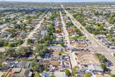 House in Miami, Florida 4 bedrooms, 142.14 sq.m. № 1956284 - photo 18