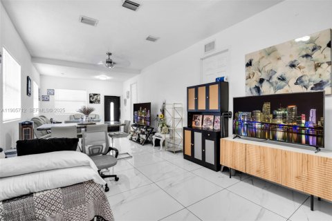 House in Miami, Florida 4 bedrooms, 142.14 sq.m. № 1956284 - photo 6