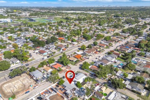 House in Miami, Florida 4 bedrooms, 142.14 sq.m. № 1956284 - photo 23