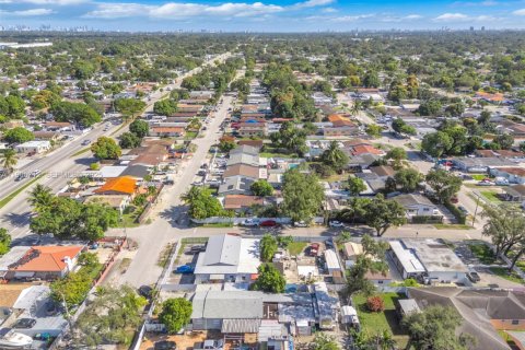 House in Miami, Florida 4 bedrooms, 142.14 sq.m. № 1956284 - photo 24