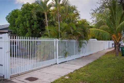 House in Miami, Florida 4 bedrooms, 142.14 sq.m. № 1956284 - photo 1