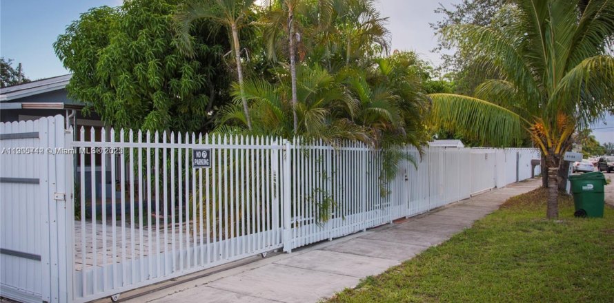 House in Miami, Florida 4 bedrooms, 142.14 sq.m. № 1956284