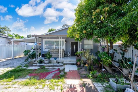 House in Miami, Florida 4 bedrooms, 142.14 sq.m. № 1956284 - photo 11