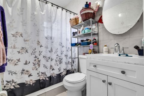 House in Miami, Florida 4 bedrooms, 142.14 sq.m. № 1956284 - photo 13