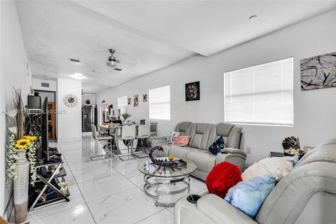 House in Miami, Florida 4 bedrooms, 142.14 sq.m. № 1956284 - photo 8