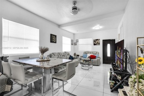 House in Miami, Florida 4 bedrooms, 142.14 sq.m. № 1956284 - photo 4