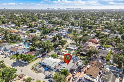 House in Miami, Florida 4 bedrooms, 142.14 sq.m. № 1956284 - photo 27