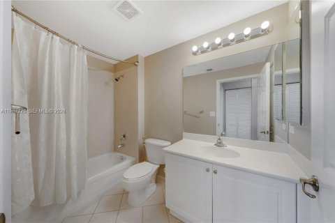 Condo in Miami, Florida, 2 bedrooms  № 2068113 - photo 17